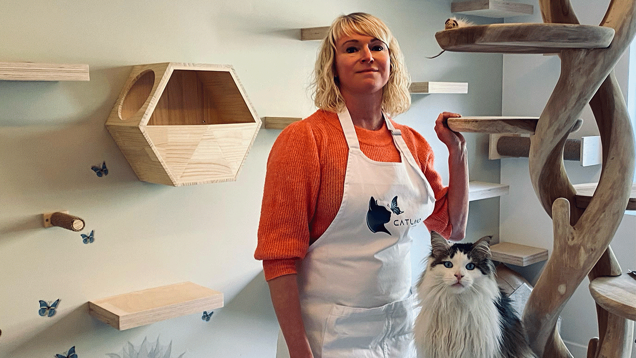 landscape Cindy Heymans met huiskat Floki in de speelruimte bij kattenhotel Catland